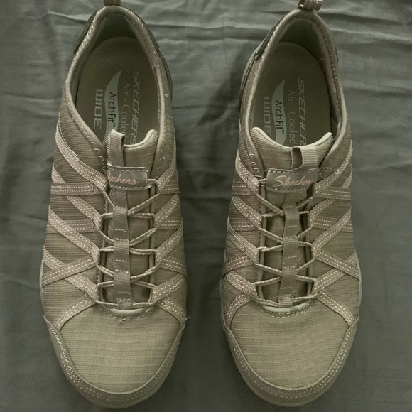 NEW Womens Skechers Sneakers - Sz 7W - Picture 1 of 4